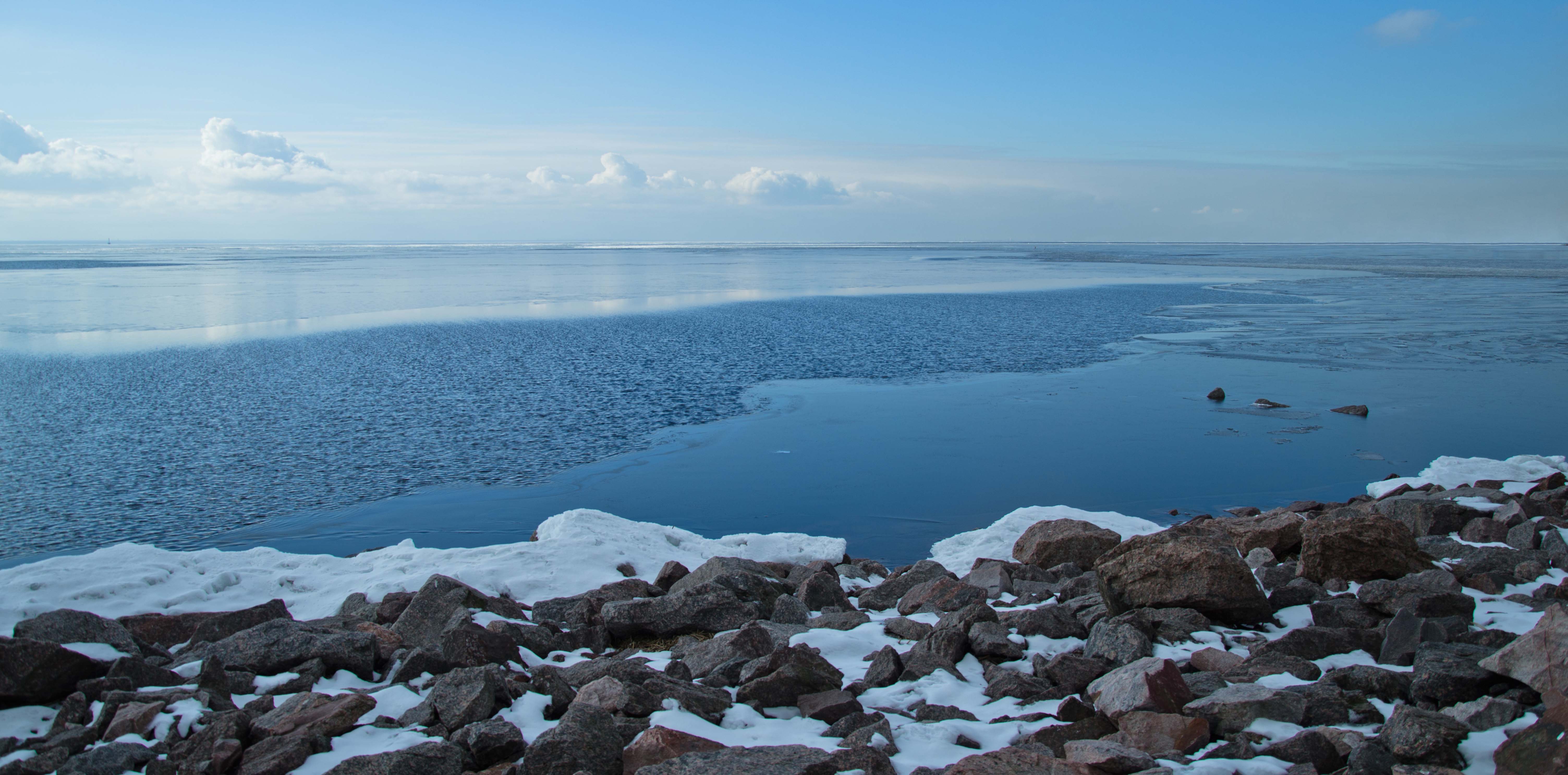 121 - 4 fiskekuttere på vej gennem et ishav - iStock