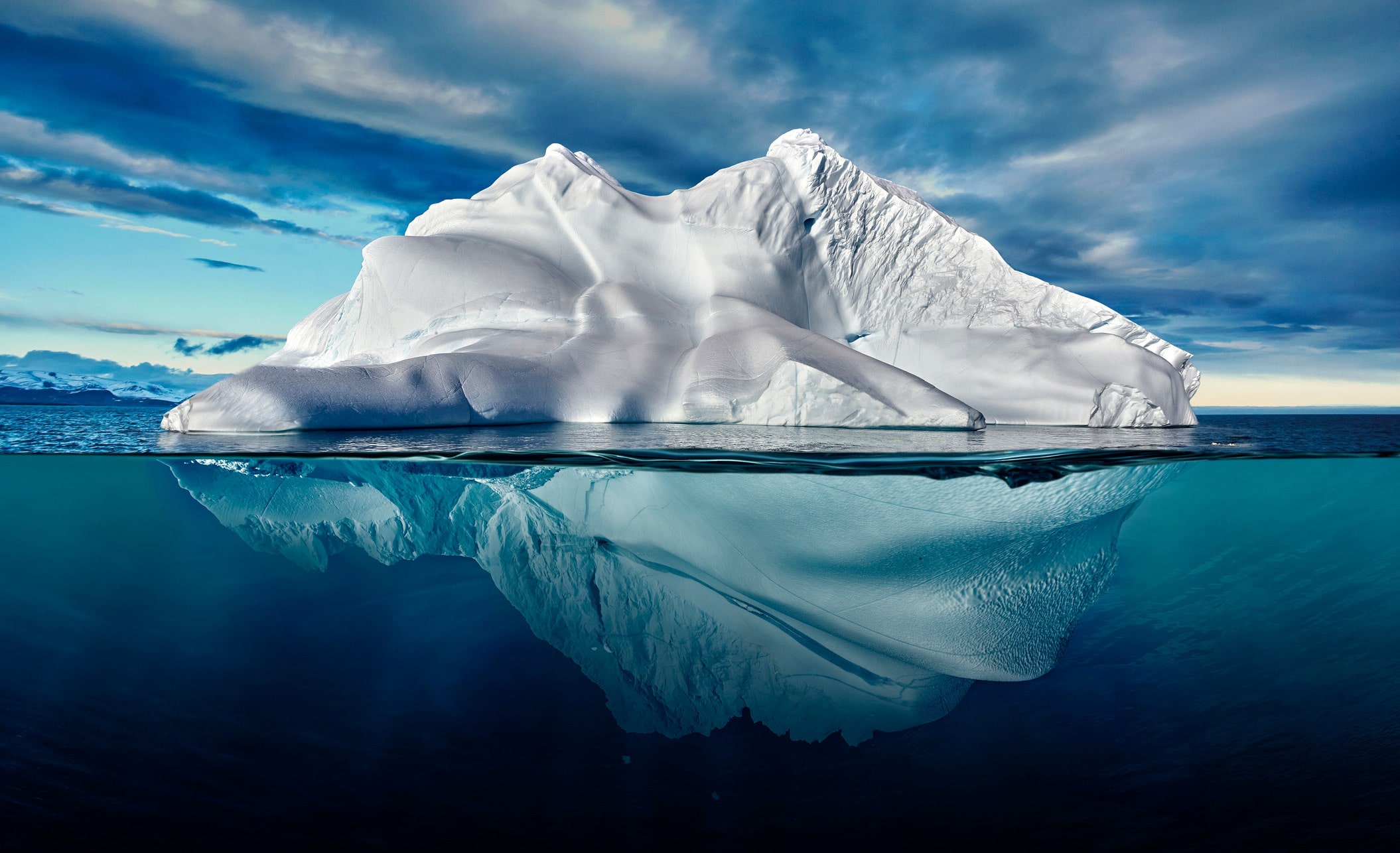 Isbjerg, set både under og over vand