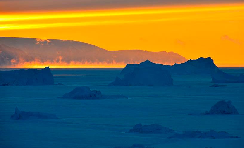 Røg fra havet over sprækker i havisen