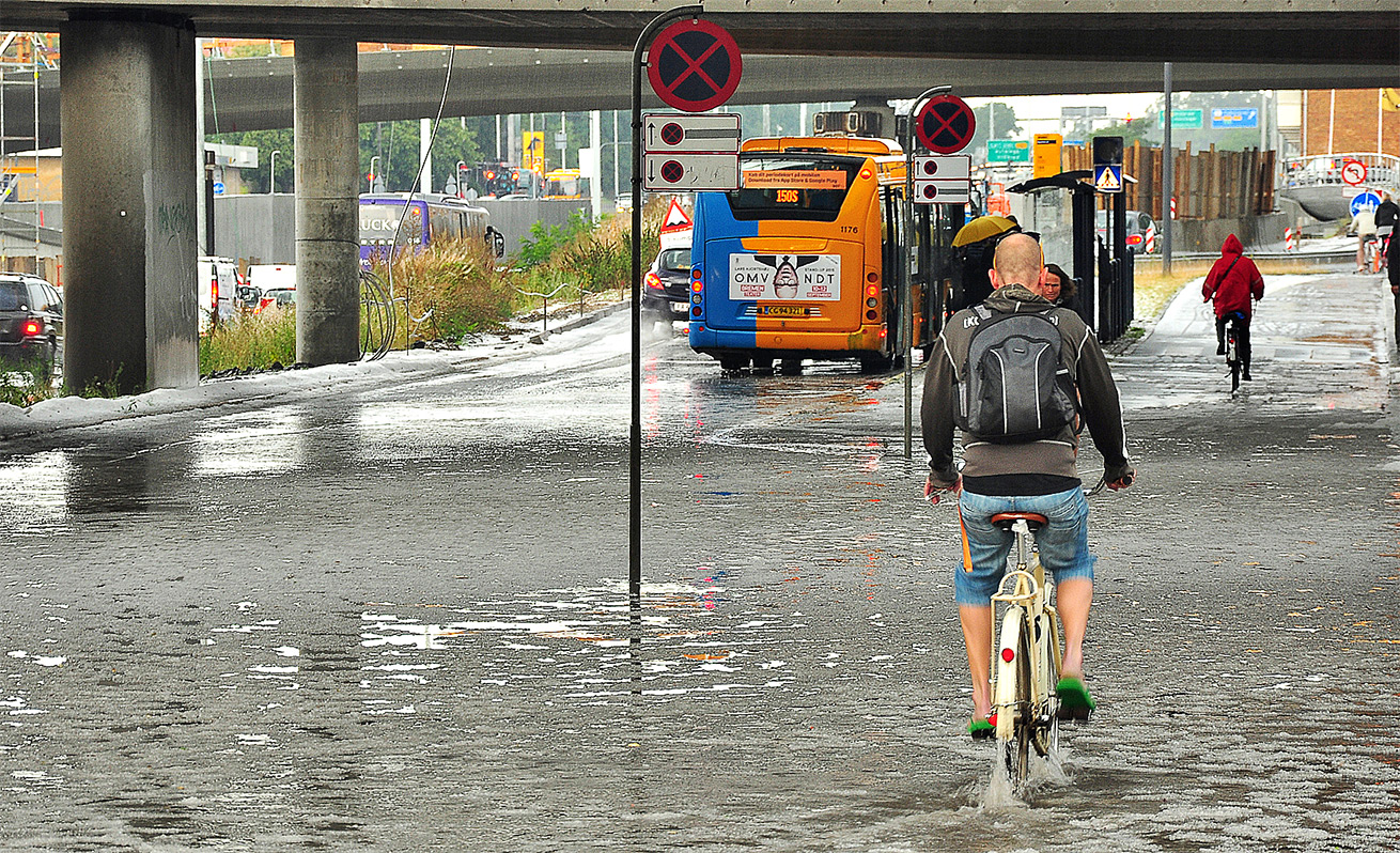 222 - Cyklist passere store vandmængder ved Ryparken station