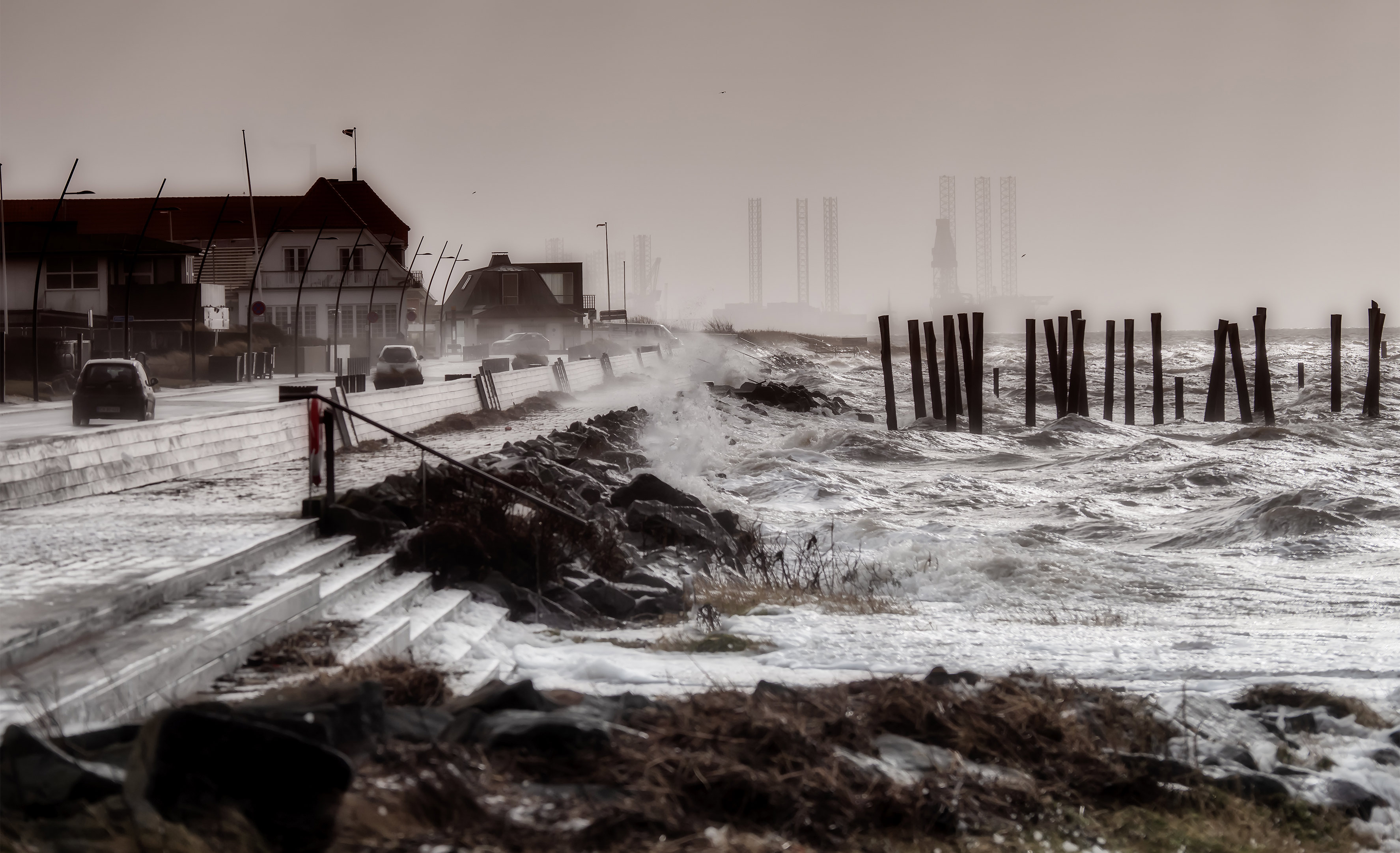 321 Sort hvidt billede af en havn i stærk stormvejr, med høje bølger - iStock