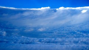 Hurricane Katrina set indefra af en amerikansk 'hurricane hunter', der flyver ned i orkanens øjet og herfra kigger ud på den såkaldte øjemur. Foto NOAA.