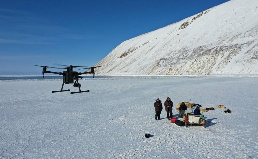 Dronebillede af arbejdet på isen