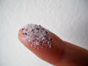 Mikroplast på en finger Mikroplast på en finger