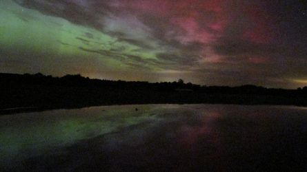 Nordlys spejlet i sø