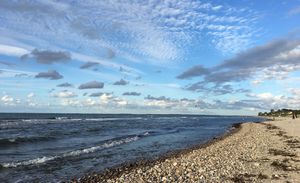 Kølig sommerdag ved stranden