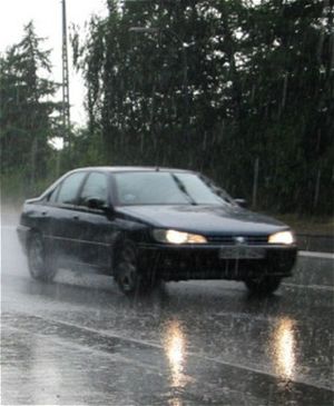 Bil i regn 