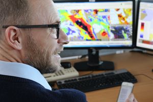 Meteorolog på arbejde ved computer