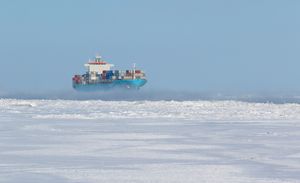 Skib i isfyldt farvand