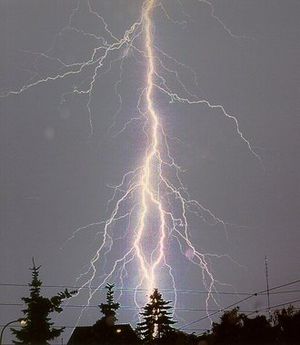 Lynnedslag på himmel