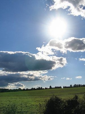 Skyer på himlen over en mark