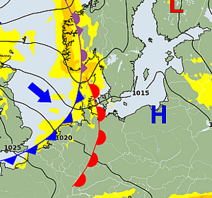 Vejrsituationen over Danmark lørdag den 16. maj 2015. En koldfront (blå) er i færd med at indhente sin varmfront (rød) og skabe en okklusion (lilla).