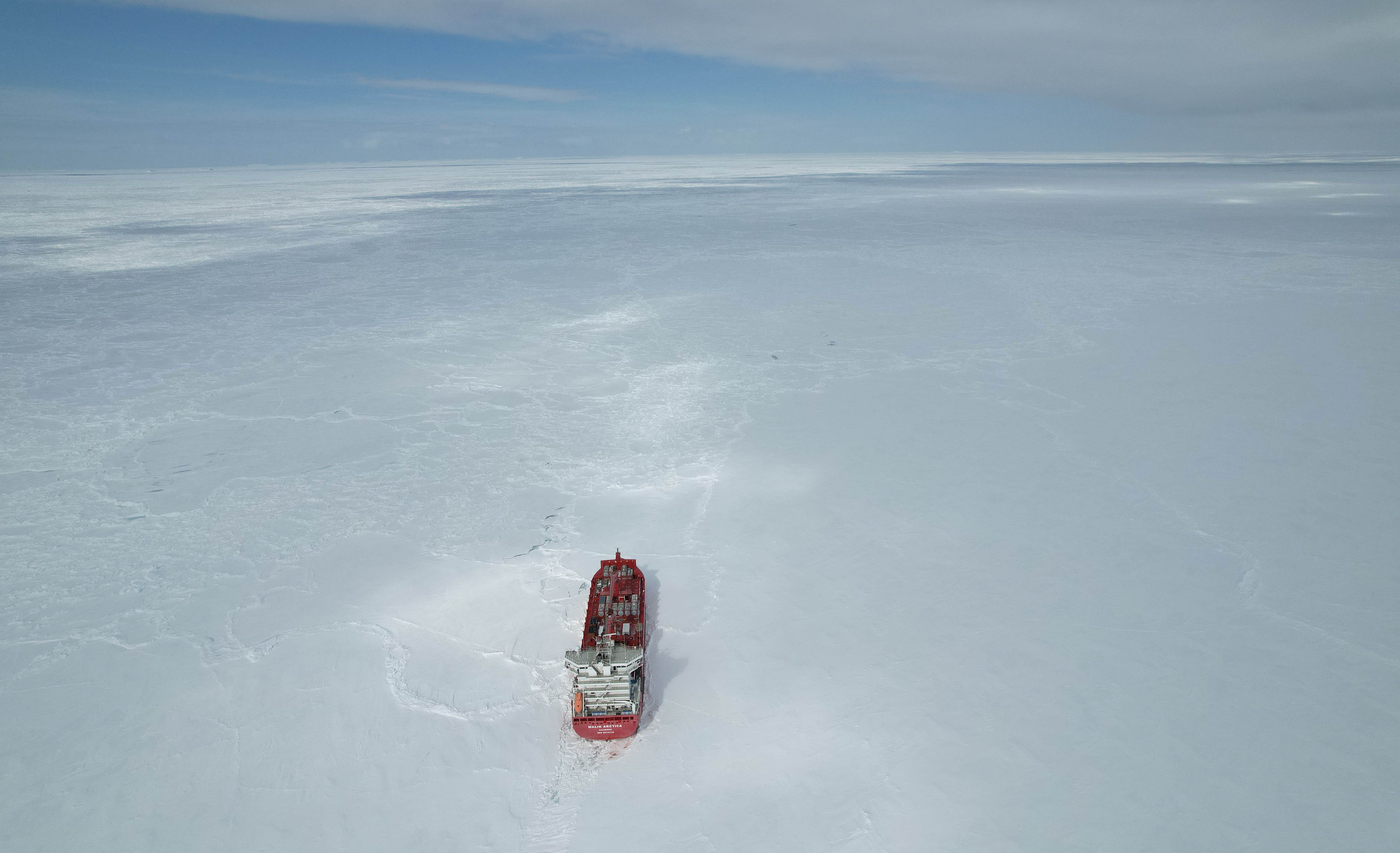 Dronebillede af Malik Arctica på vej mod Antarktis