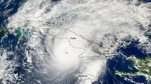 Satellitbilleder af orkan over hav og land