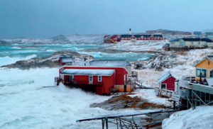 Bølger oversvømmer havn i Ilulissat.