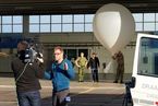 DR3 producer Lars Ostenfeld forklarer om opsendelsen få minutter før ballonen stiger til vejrs