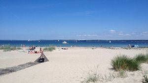 Strand og blå himmel