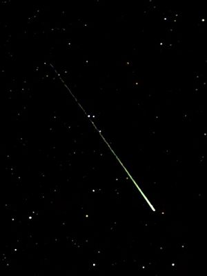 Et meteor der farves grønt ved mødet med atmosfærens luftmolekyler