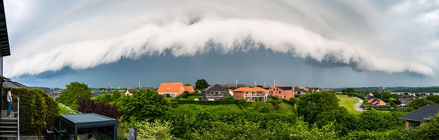 Bilelde af en rullesky der dækker halvdelen af himlen