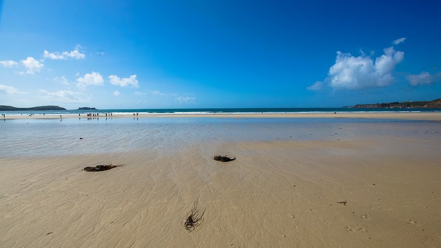 Billede af en strand, hvor vandet har trukket sig tilbage