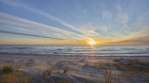 Solopgang kaster smukt lys ind over stranden