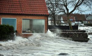 Bølge rammer hus