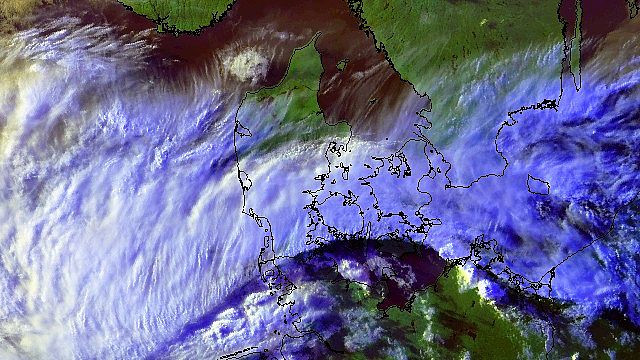 Frontpassagen set fra en af NOAA's polarbanesatellitter klokken 20.51 søndag aften. Frontpassagen set fra en af NOAA's polarbanesatellitter klokken 20.51 søndag aften.