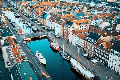 Nyhavn set fra oven med kanal, både og huse