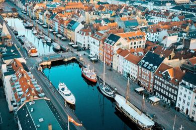 Nyhavn set fra oven med kanal, både og huse