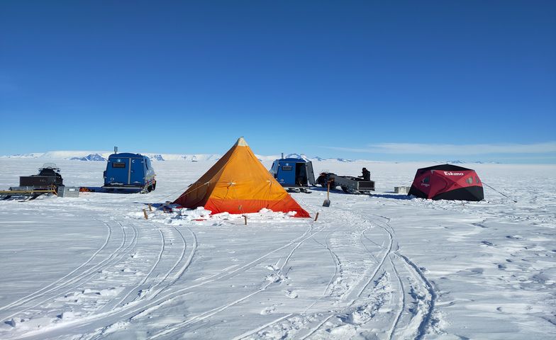 Et billede af telte og arbejdsredskaber på isen i Antarktis