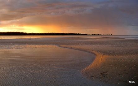 Flot solnedgang med regnbyger