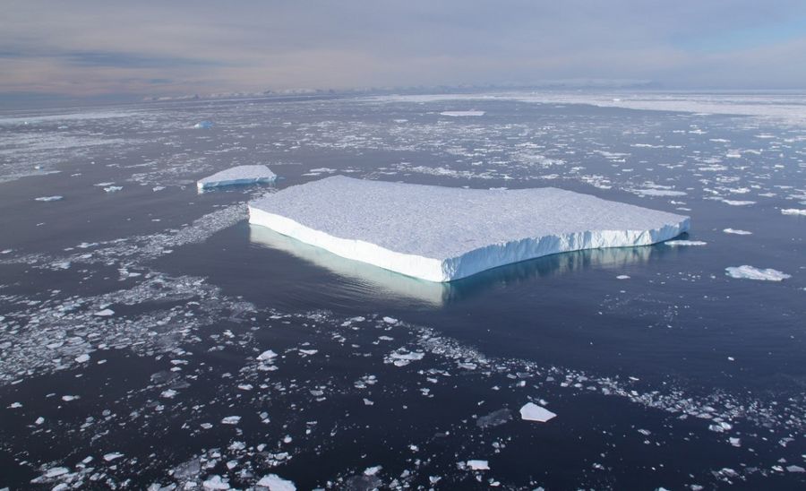 Stort isbjerg, der på grund af sin rektangulære og flade form kaldes 'Taffelformet'