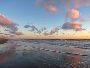 Lyserøde skyer over havet