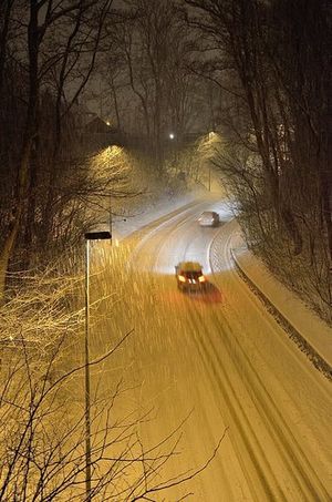 Biler der kører i snevejr