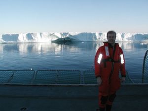 Istjenesten ved et taffelformet isbjerg