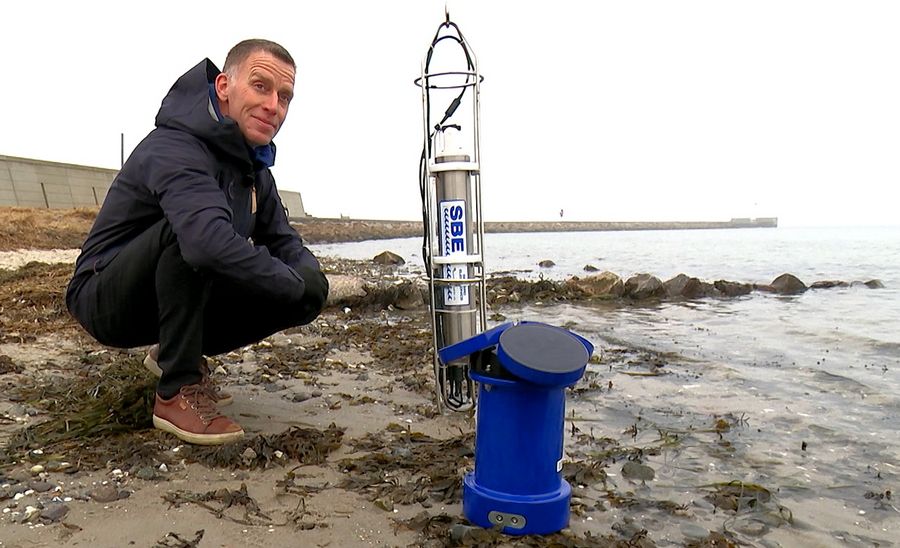 Klimaforsker Steffen M. Olsen ved vandkanten