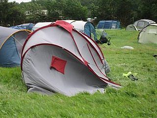 Billede af telt i blæsevejr
