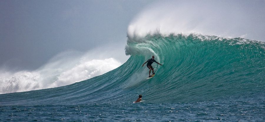Stor bølge med surfer