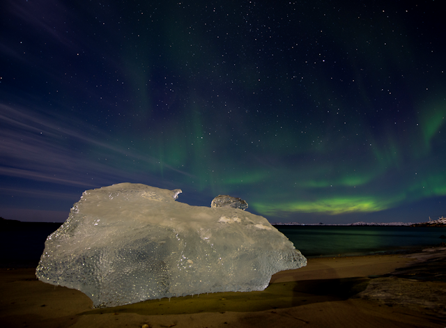 Nordlys og rester af is på stranden i Nuuk 