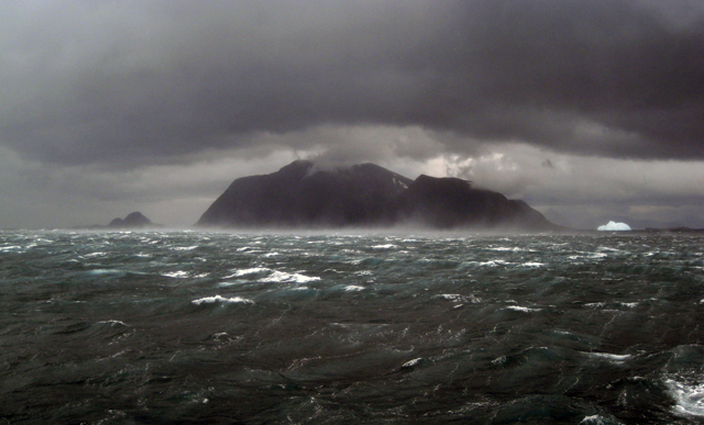 Klippeø i storm