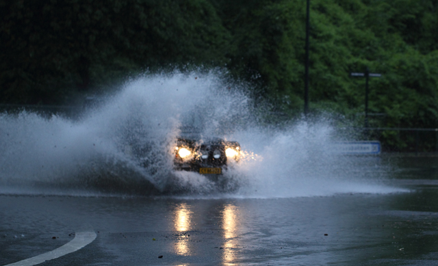 Bil gennem regnvand