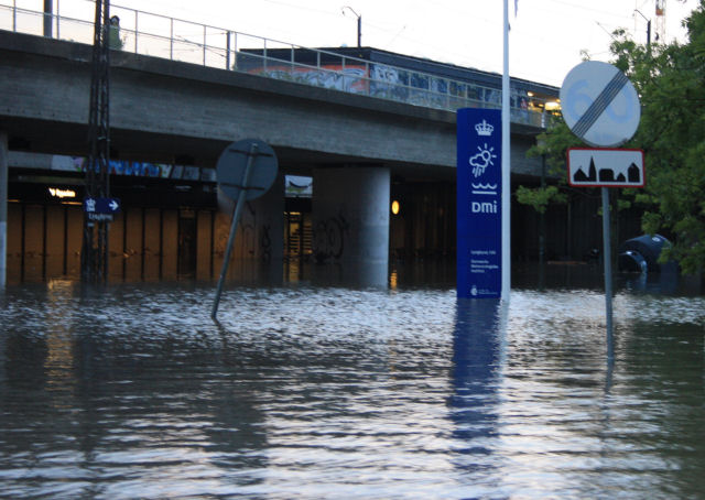 Lyngbyvej under vand efter skybrud 2. juli 2011.