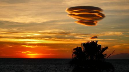 UFO-formet sky på orange himmel