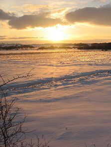 Solnedgang over sne-landskab