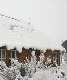 Hus med meget sne på 