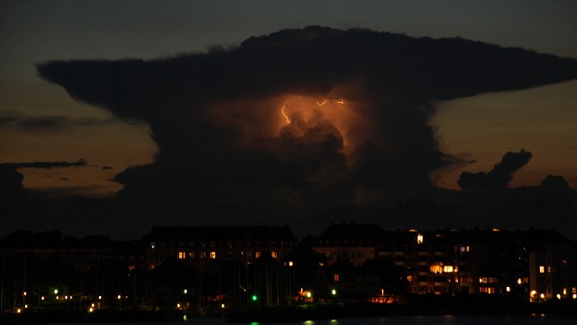 Tordenskyen set fra Tuborg Havn