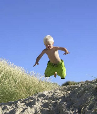 Barn på strand