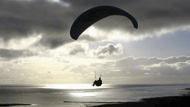 Paragliding over strand