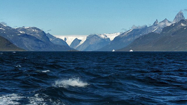 Landskab ved fjord 