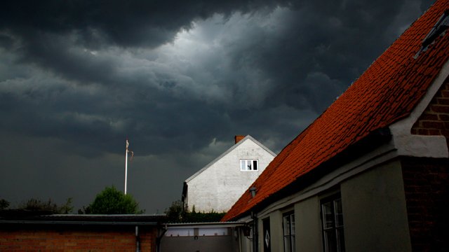 Mørke skyer over huse